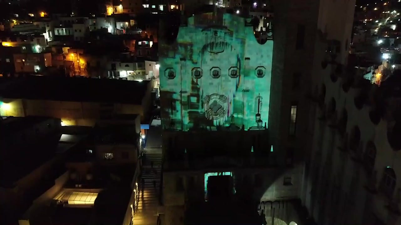 Rastros, rostros: video projection on the University of Guanajuato facade at night